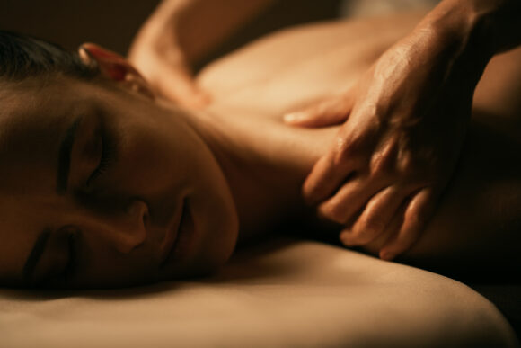 The,beautiful,girl,has,massage.,authentic,image,of,luxury,spa
